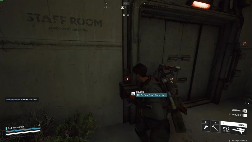 Открытие двери в комнату персонала дамбы при помощи ключа